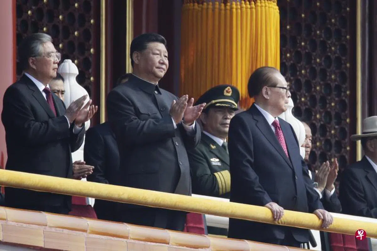  中共前任领导人胡锦涛（左）与江泽民（右）今早分别站在中国国家主席习近平（中）左右两侧参加国庆阅兵仪式。（路透社） 