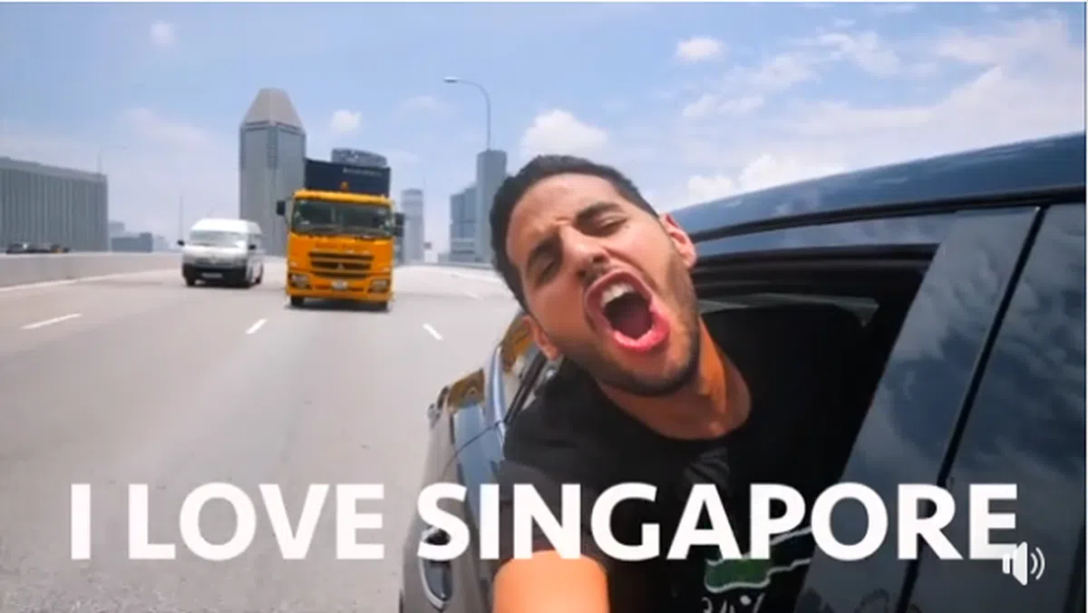  Nas Daily在视频结束前对着镜头高喊：我爱新加坡 I Love Singapore！（视频截图） 