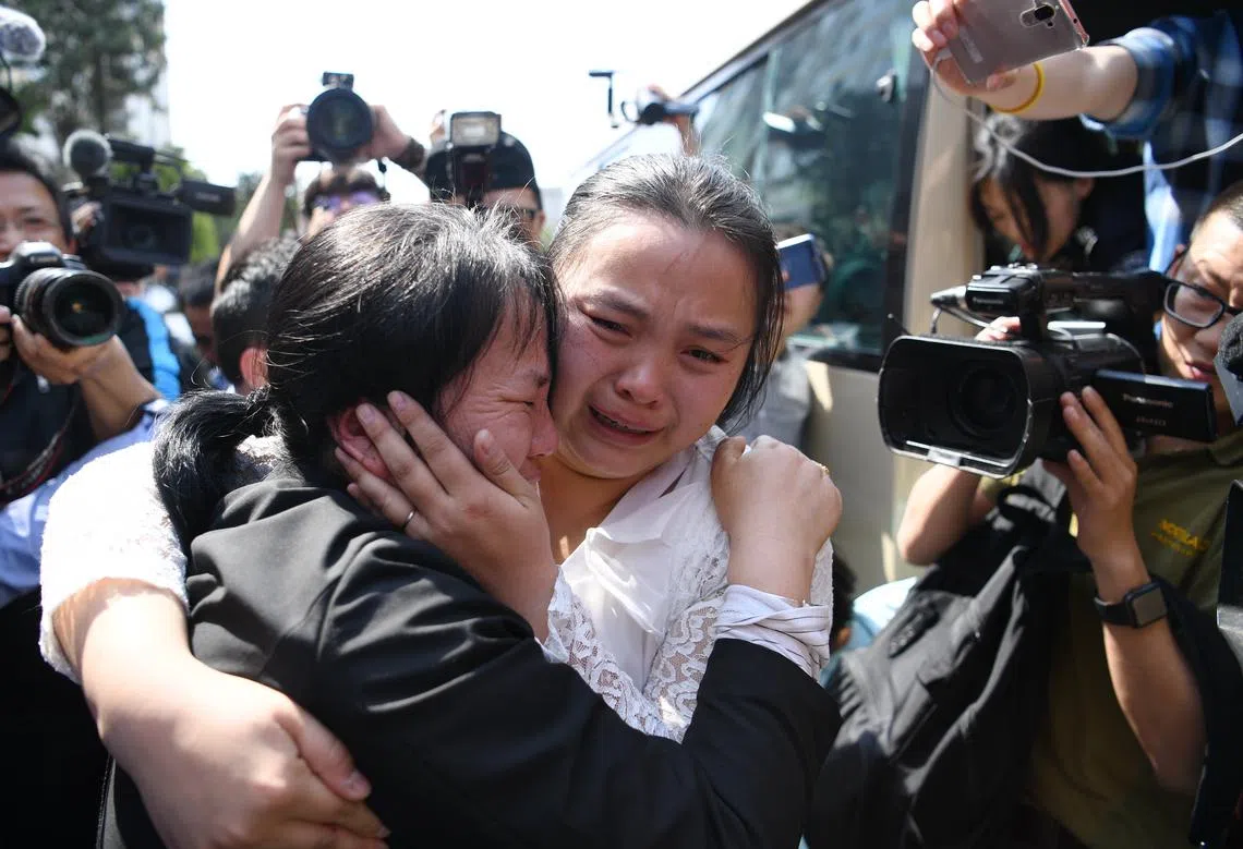 康英（右）时隔24年与母亲刘登英在成都见面，泪眼婆娑，紧紧拥抱。（中新社）