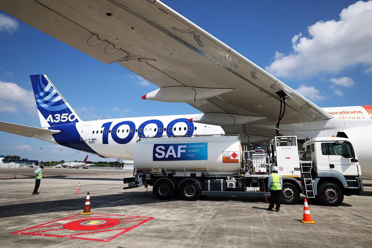 在新加坡航空展参与飞行表演的空中客车A350-1000型飞机，首次采用可持续航空燃料。（联合早报）