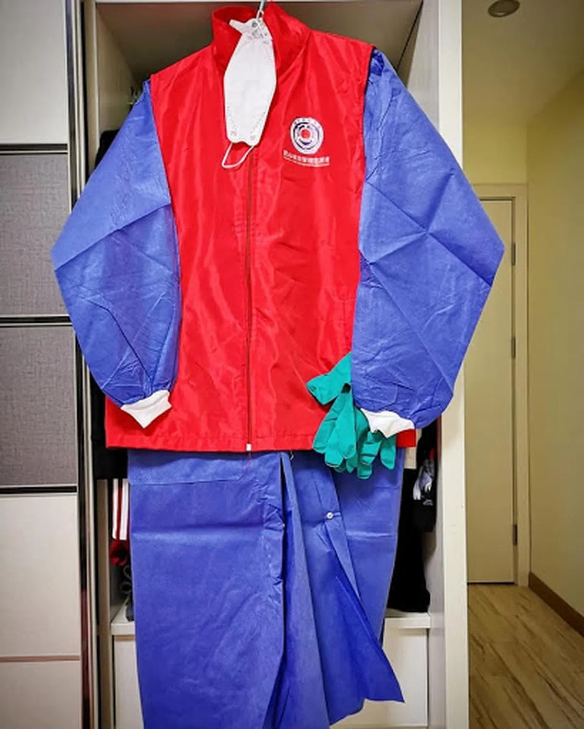  热心人士送给许春得的“全副武装”防护服。（许春得面簿） 