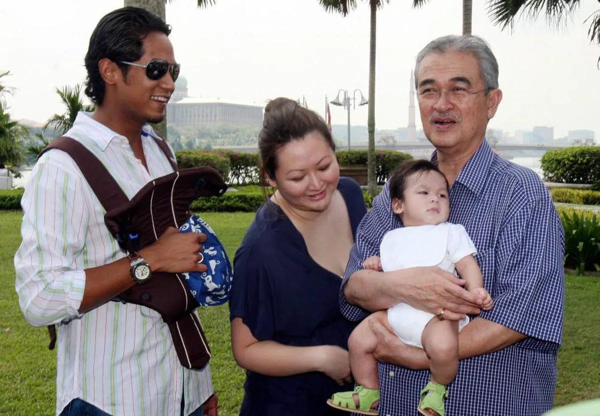 凯里（左）是马国前首相阿都拉（右）的女婿，中间为凯里妻子诺丽。（星报）