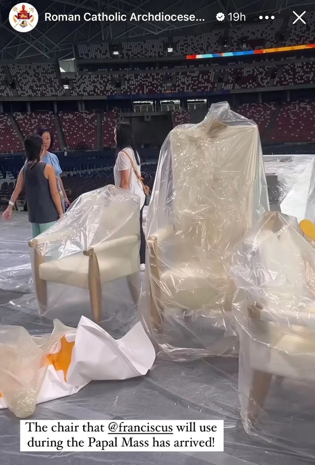 教宗在弥撒上使用的座椅9日晚上运抵国家体育场。猜猜是不是同一张？（天主教新加坡总教区 IG Stories）