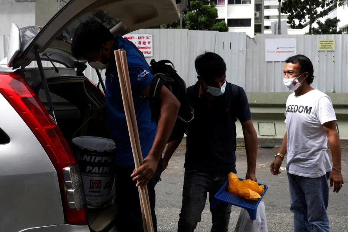  东姑法依扎尔目前是一名私召车司机，负责载送乘客。（路透社） 