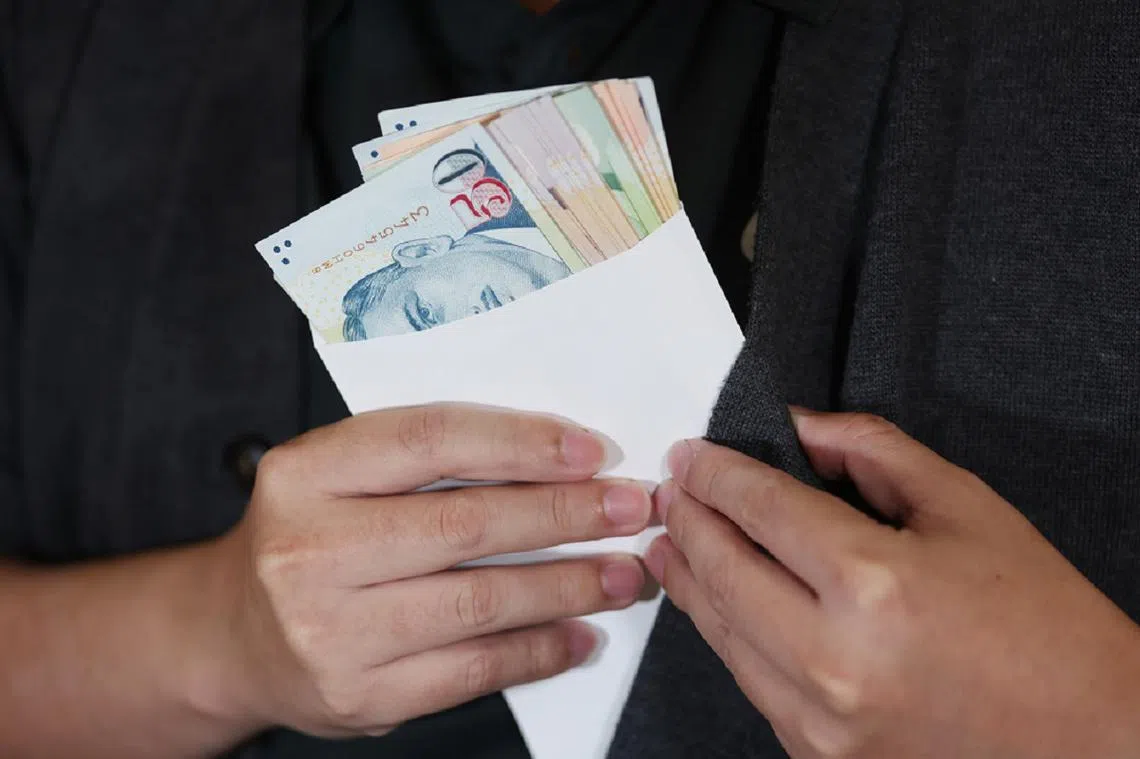 青少年抵不住赚快钱的诱惑。（联合早报）