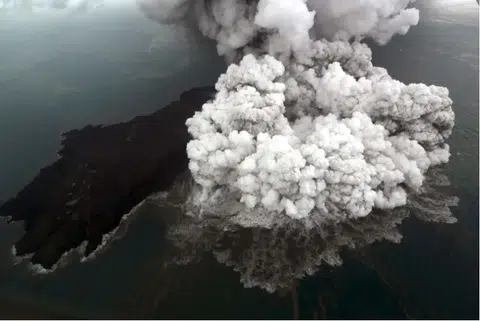 喀拉喀托之子火山位于雅加达以西200公里海面上。（路透社）