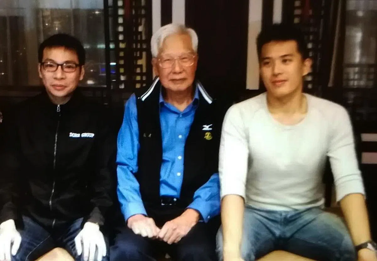  罗尔伟（左）和罗弥伦（右）与大伯罗豪才合影。（受访者提供） 