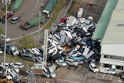 在日本关西地区重镇神户，狂风把汽车吹叠在一起。在大自然的力量下，人们的座驾变成了玩具车一般轻如鸿毛的物品。（日本时事通讯社）