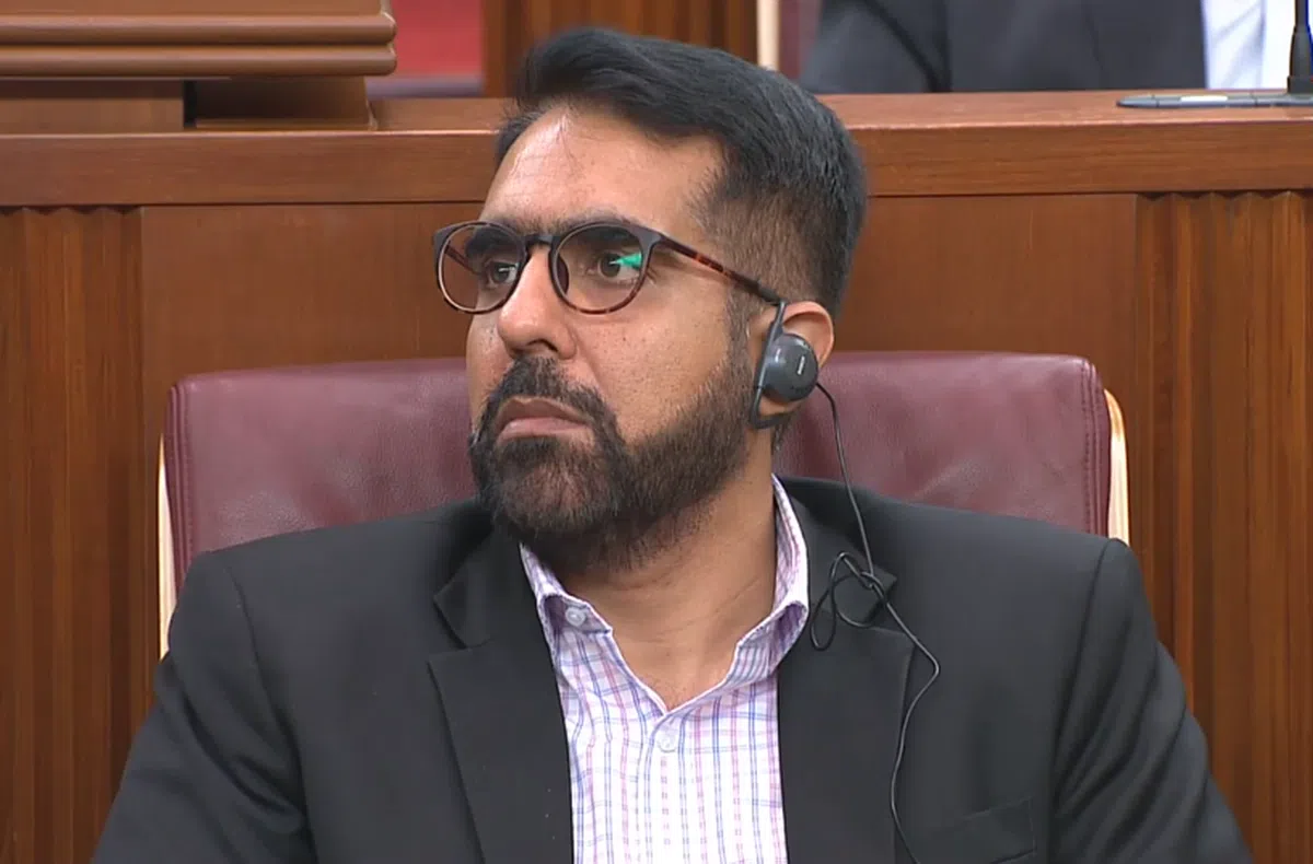  毕丹星后来答谢贸工部长陈振声对刘程强过去17年来贡献的认可。（国会视频截图） 