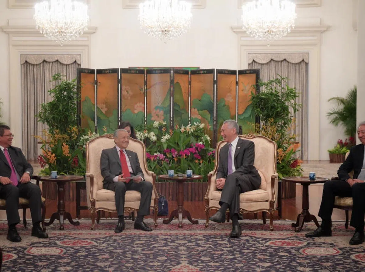  马哈迪（左）在总统府与李总理会面。（海峡时报） 