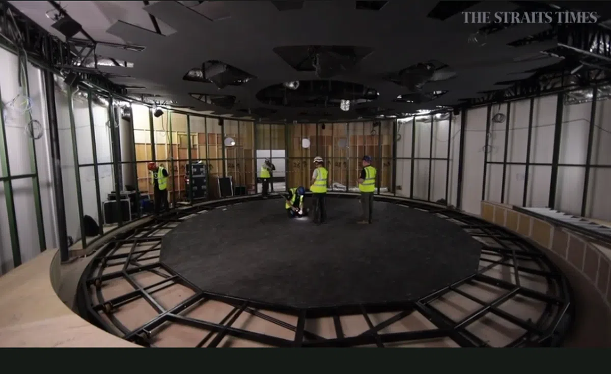  为纪念展设计的滚动舞台。（海峡时报视频截图） 