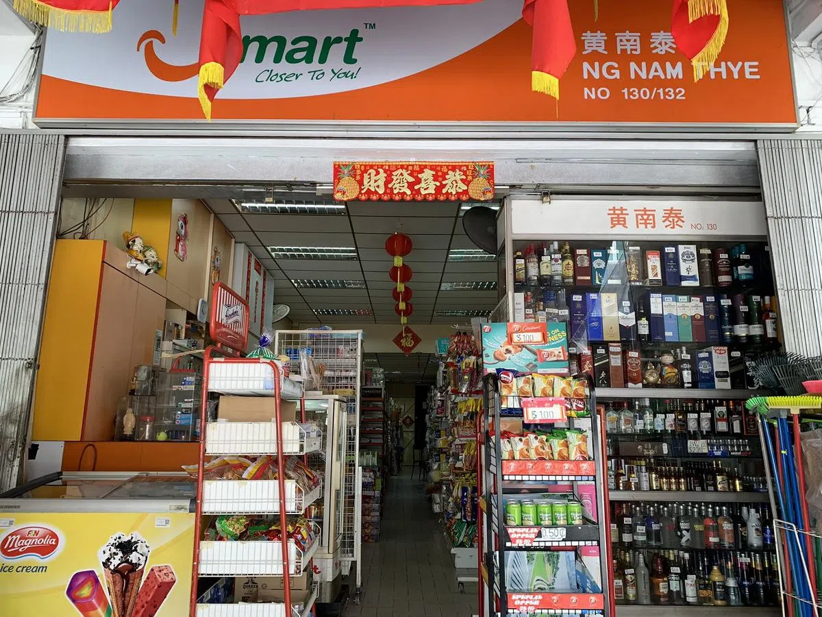 其中一个店面是与连锁迷你超市uMart合作经营的杂货店。（刘智澎摄）