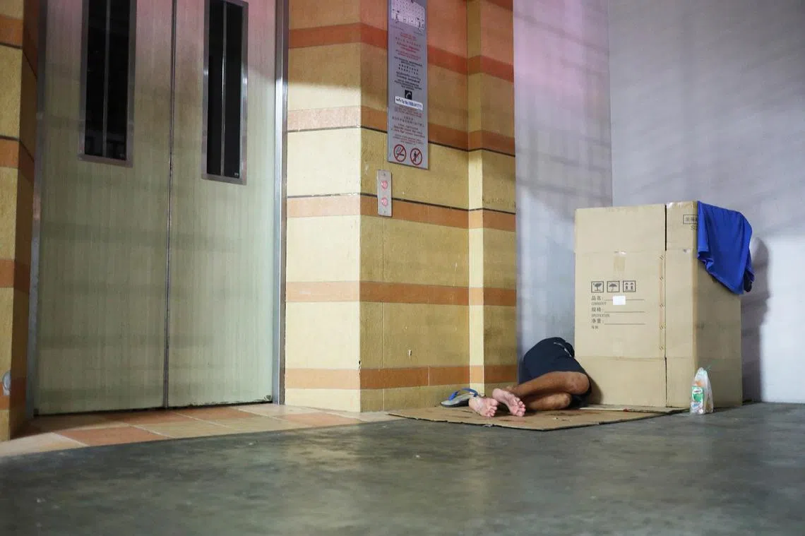 新加坡的街头露宿者有近半选择在组屋底层等地方过夜。（联合早报）