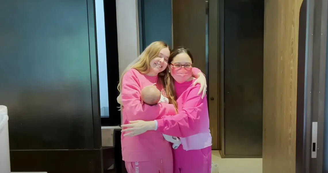 加拿大网红泰勒（左）透过视频分享在香港找月嫂陪月的经历，结果在西方世界引起不小回响。（Taylor R 视频截图）