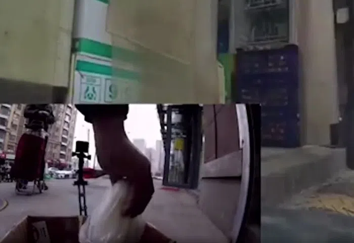 店家把馒头放入箱子，完成交易。（视频截图）