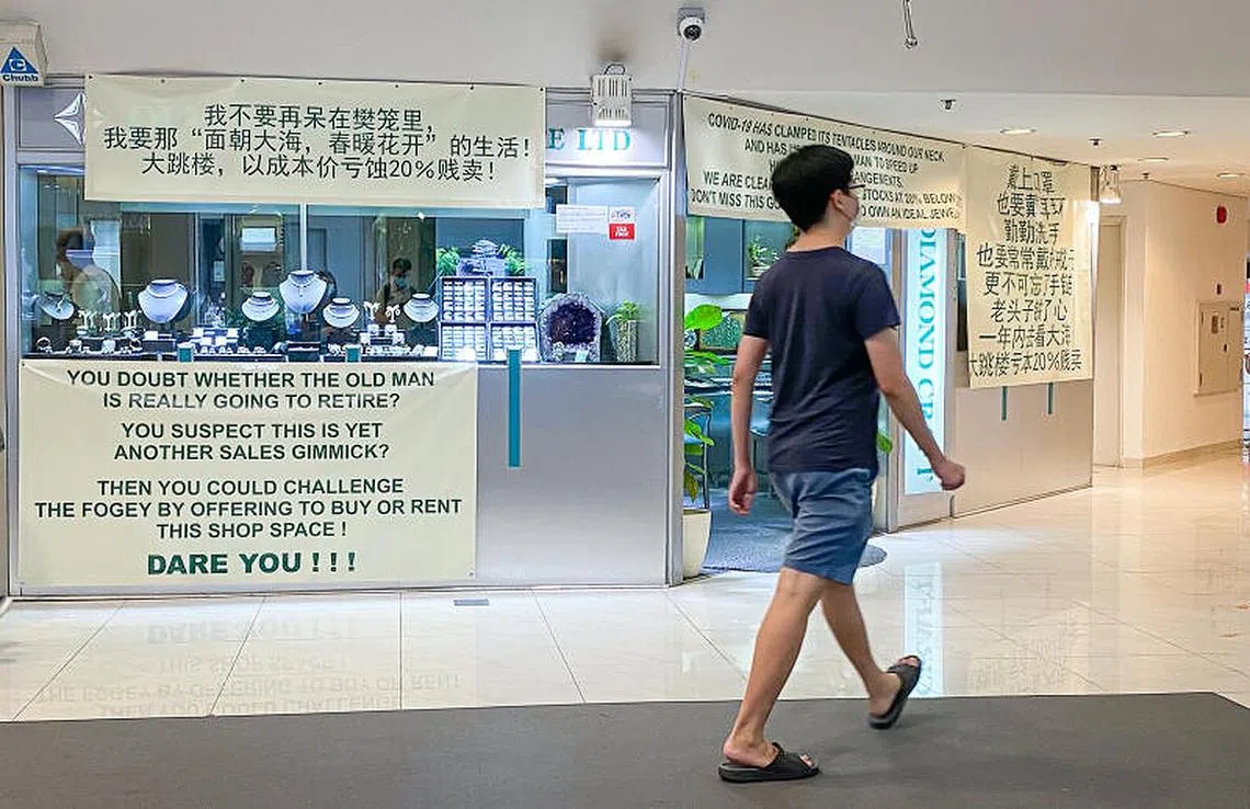 汤申大厦珠宝店老板吸睛的宣传布条，让经过的人忍不住多看一眼。（联合晚报）