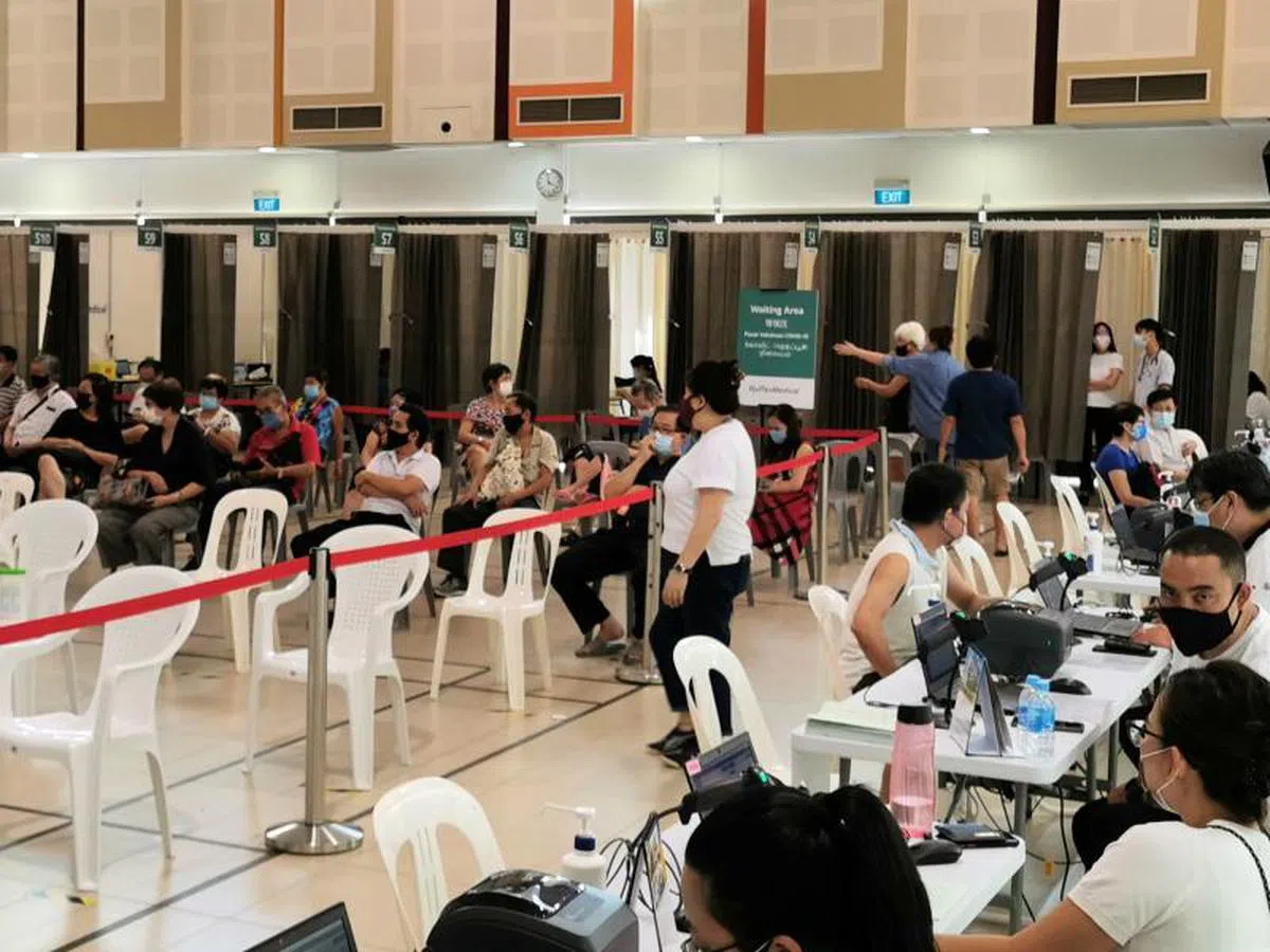  卫生部会根据预约数及接种率来运送适当数量的疫苗到各大接种中心。（联合早报） 