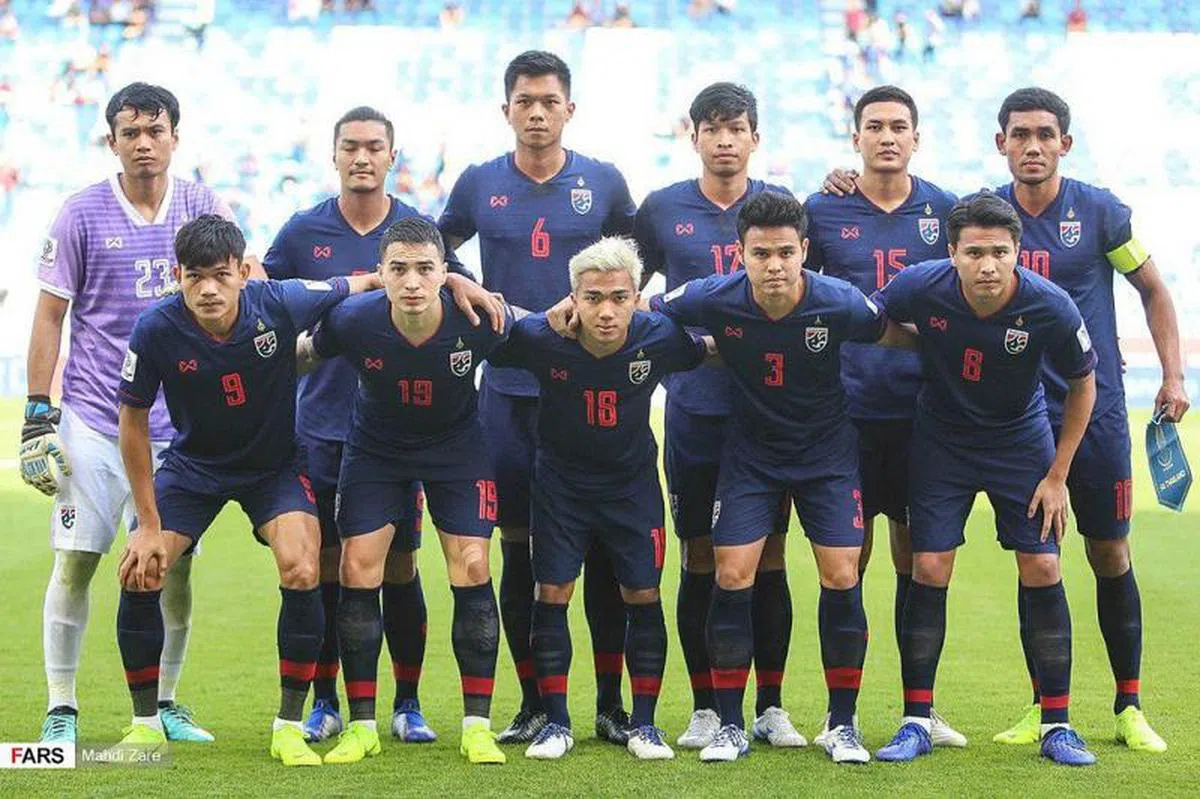  泰国虽然仍未出线世界杯足球赛决赛周，但曾五度晋身亚洲杯足球赛。2018年世界杯外围赛，泰国以不败之姿力压伊拉克国家足球队出线第三轮，但在第三轮小组垫底出局。图为泰国国家足球队在2019年亚洲杯留影。（维基百科） 