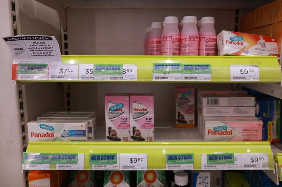 缓解发烧症状的班纳杜和扑热息痛（paracetamol）退烧药。（海峡时报）