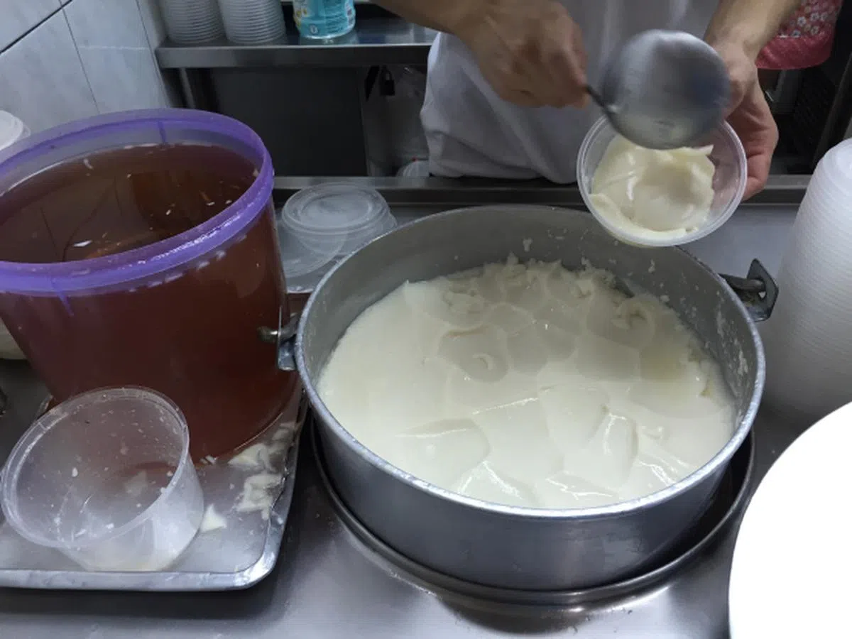  梧槽豆花水制作的滑嫩豆花配上糖浆，温或冷都非常美味。（互联网） 
