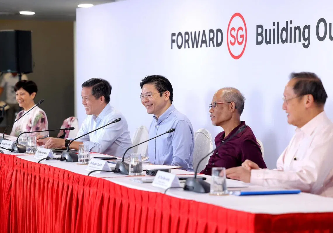 副总理黄循财（中）与英兰妮（左一）、陈振声（左二）、马善高（右二）、陈诗龙（右一）等内阁部长一同出席新加坡携手前进运动报告书公布记者会。（取自黄循财脸书）