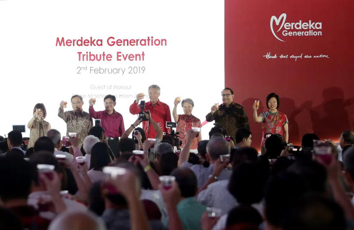 向立国一代致敬活动于2019年2月2日在滨海湾花园举行，卫生部兼环境及水源部高级政务部长许连碹博士（左起）、卫生部长颜金勇、财政部长王瑞杰、李显龙总理和夫人何晶、通讯及新闻部长易华仁，以及通讯及新闻部兼文化、社区及青年部高级政务部长沈颖一起举杯向立国一代致敬。（联合早报）