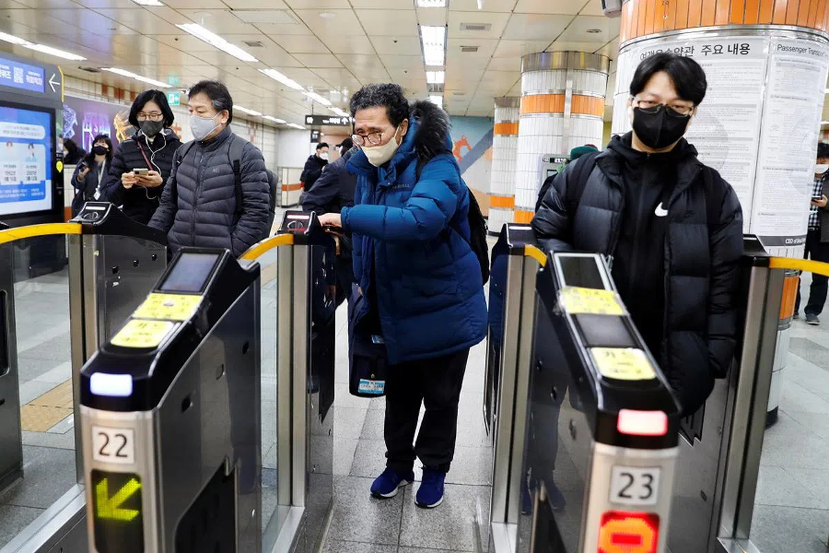 韩国65岁以上的年长者可以在六个主要城市免费乘搭地铁。（路透社）