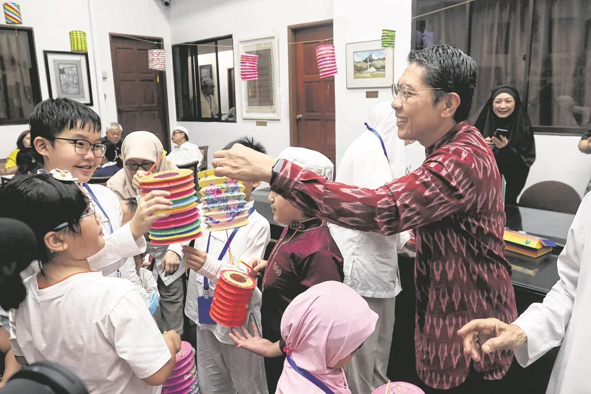 各族回教徒齐聚巴亚维回教堂庆祝中秋节，总理公署部长兼教育部和外交部第二部长孟理齐博士（右一）也到场感染气氛。（联合早报）