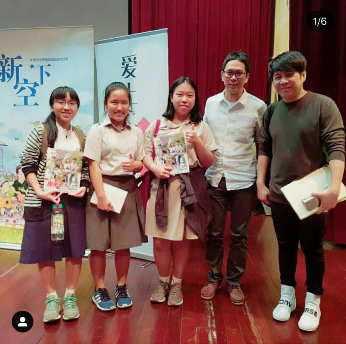  蔡霈慈（中）热爱华文，也参加多项与华文相关的活动，如去年的“新空下”比赛。（新明日报） 