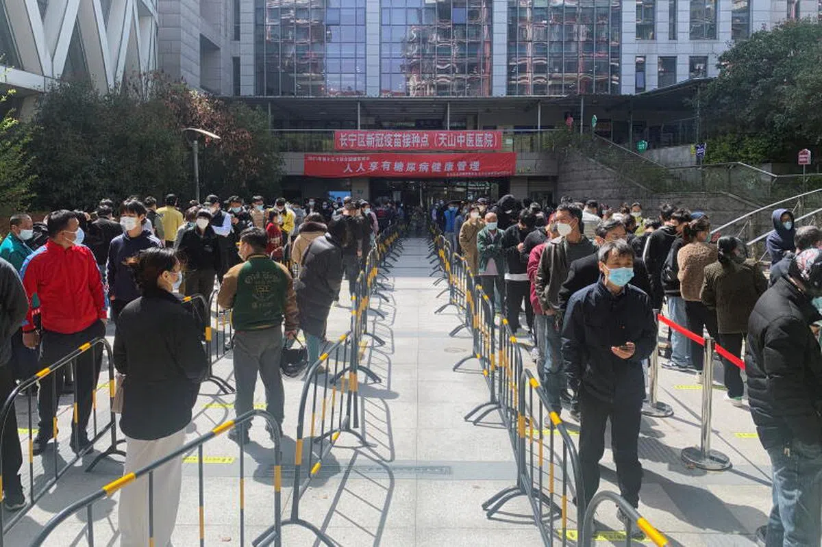 上海市民排队等待接受冠病检测。（路透社）