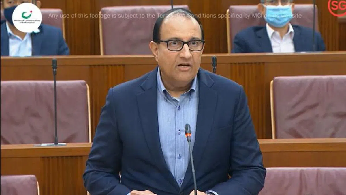  通讯及新闻部长易华仁去年9月国会辩论新会期的政府施政方针时，宣布政府原则上同意在网上直播国会议事过程，但他当时强调政府对议事直播有所保留，因为国会毕竟是严肃的议事。（国会直播视频截图） 