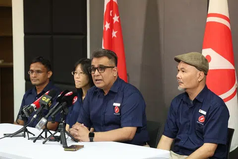 2025年5月24日，红点同心党（RDU）秘书长拉维（Ravi Philemon，右二）召开记者会，总结政党在本届大选的整体表现。出席记者会的还有在5月大选出征义顺集选区的林怡慧（左二），以及在裕廊东—武吉巴督参选的哈理斯（Harish Mohanadas，左一）和潘家定（右一）。
