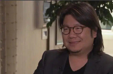 一夜间成为新加坡家喻户晓的通缉犯的，就是这名《疯狂富豪》（Crazy Rich Asians）的作者关凯文（Kevin Kwan）。（CNN视频截图）