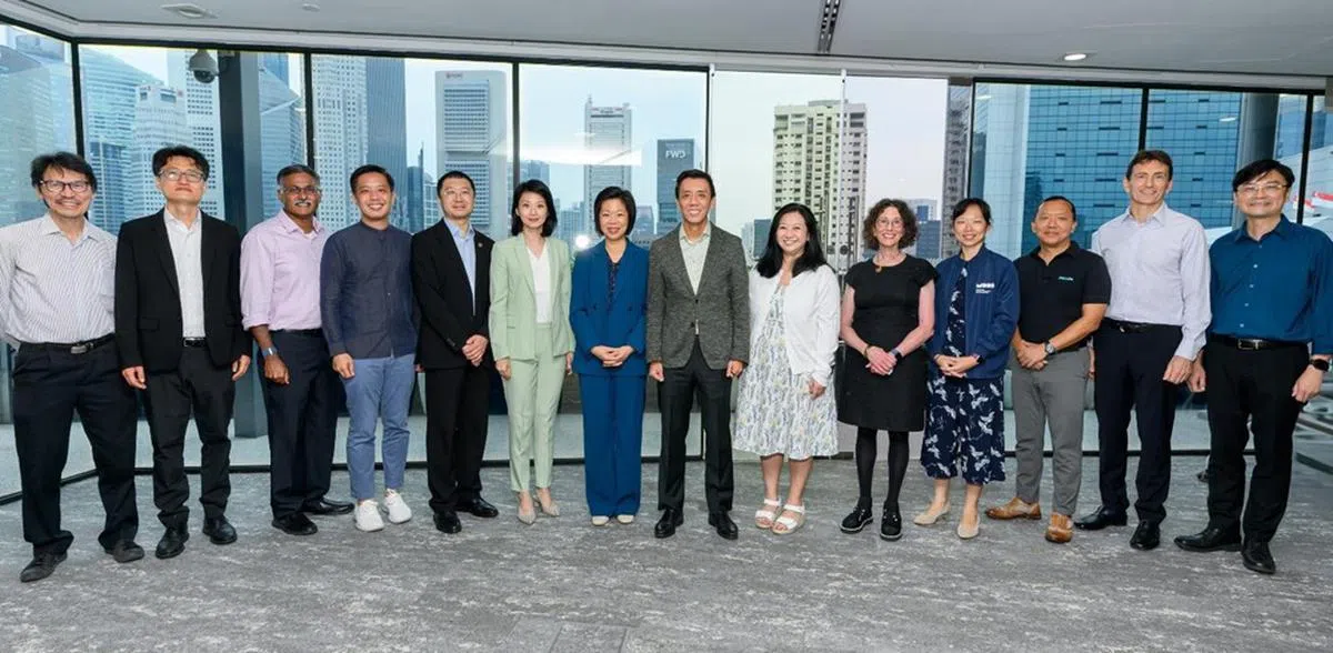 自动驾驶车指导委员会由交通部代部长兼财政部高级政务部长萧振祥（左八）领导，成员包括（左起）国大教授洪振勇、麻省理工学院教授赵锦华、律政部兼交通部高级政务部长穆仁理、贸工部兼国家发展部政务部长陈圣辉、文远知行创始人兼首席执行官韩旭、交通部兼国家发展部高级政务部长孙雪玲、外交部兼内政部高级政务部长沈颖、职总助理秘书长杨涴淩、风图智能科技创始人怀尔、教育部兼数码发展及新闻部政务部长刘洁敏、务必达联合创始人兼首席运营官林布、Grab集团主席兼首席运营官洪纪元、SMRT集团总裁兼执行董事鄞云斌。（联合早报）