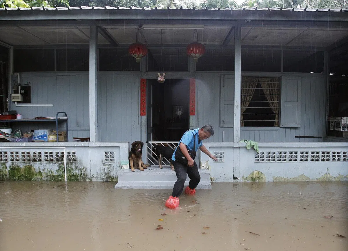 罗弄万国属低洼地区，村民们最怕的就是下雨天。（海峡时报）