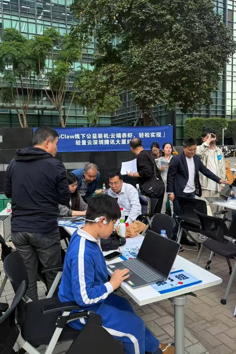 在深圳腾讯大厦楼下，日前有近千名开发者和AI爱好者排起长龙，只为让工程师协助免费安装“小龙虾”。