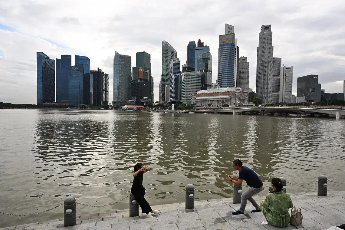 今年财政预算案的一系列措施，旨在帮助新加坡人纾缓眼前的压力，并为不确定的未来做好准备。（海峡时报）