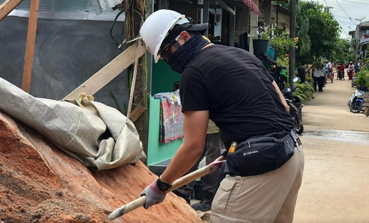 纳迪姆帮助峇淡岛的低收入家庭盖房子。（纳迪姆Instagram）