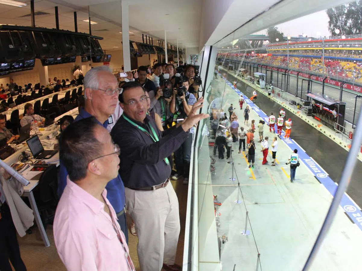 2009年9月26日，吴作栋资政（左二）到现场观看当年F1新加坡大奖赛的第三场练习赛和排位赛。陪同的是时任贸工部兼教育部高级政务部长的易华仁（左三）和新加坡赛车公司老板王明星（左一）。（联合早报）