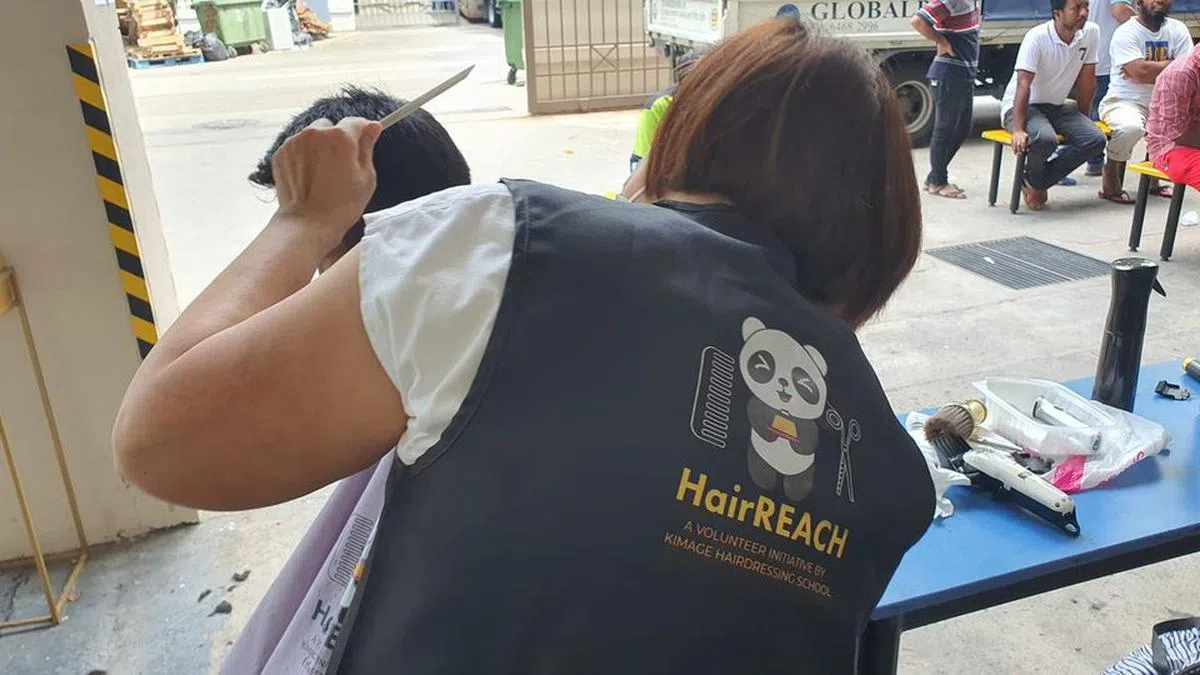 新加坡的理发学院和客工援助组织合作，为客工提供免费理发。（ItsRainingRaincoats）