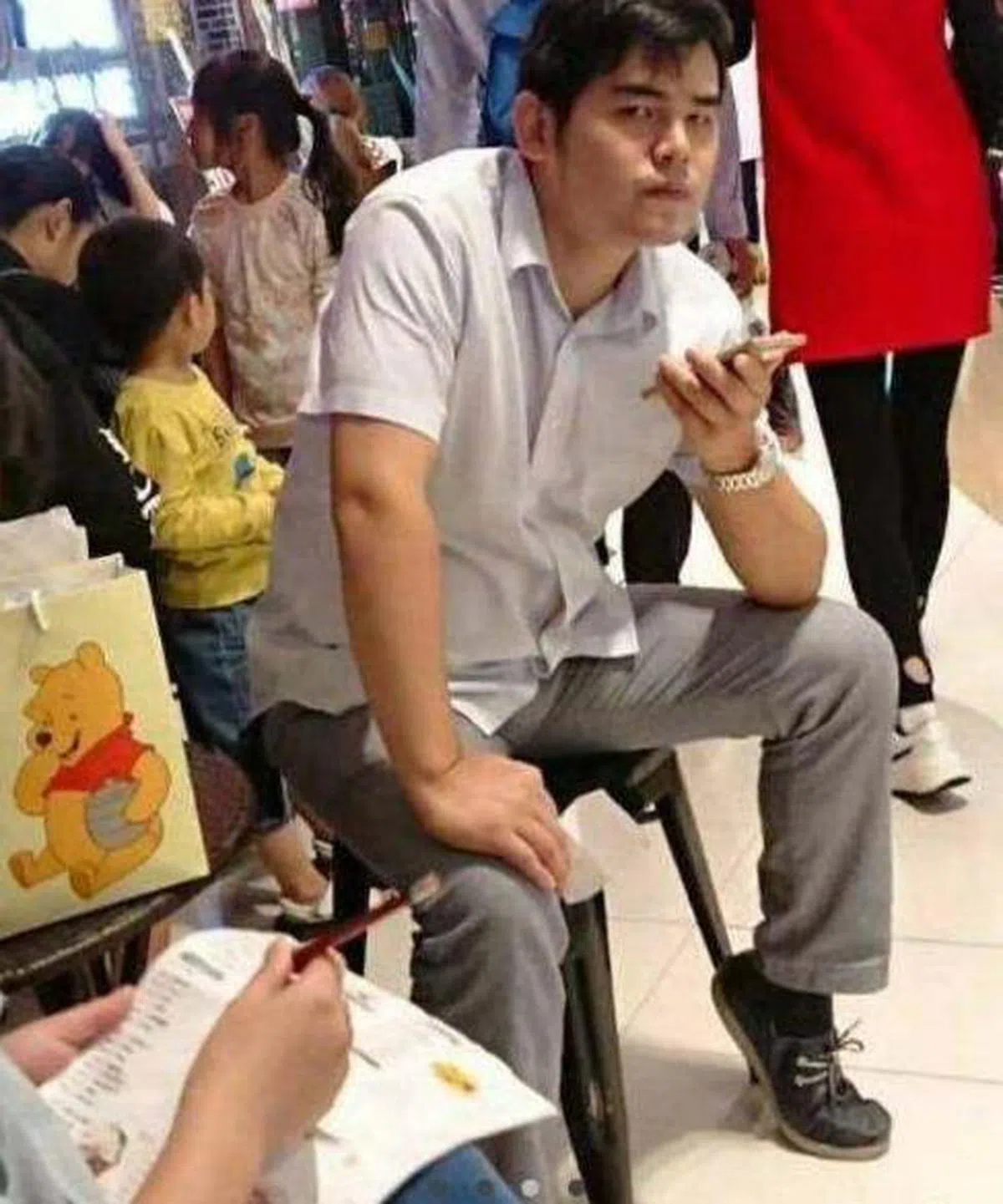  别看了？我不是那位名人啦。（互联网） 
