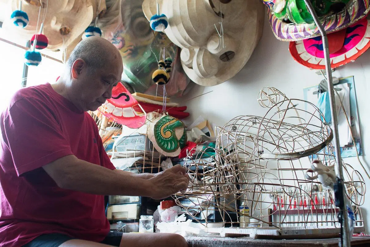 扎是制作狮头的基本功，扎得不好，狮头的形状就会走样。（蔡家增摄）