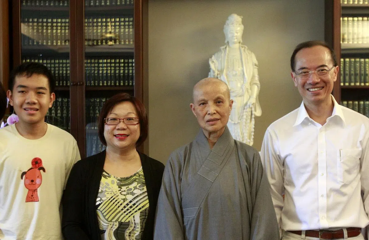  2011年，杨荣文（右一）偕同夫人梁利平（左二）和幼子杨时弘（左一）在台湾花莲拜会了慈济创办人证严上人（证严法师，右二），感谢慈济骨髓干细胞中心在2004年成功配对，让当时患有血癌的杨时弘重获新生。（联合早报） 