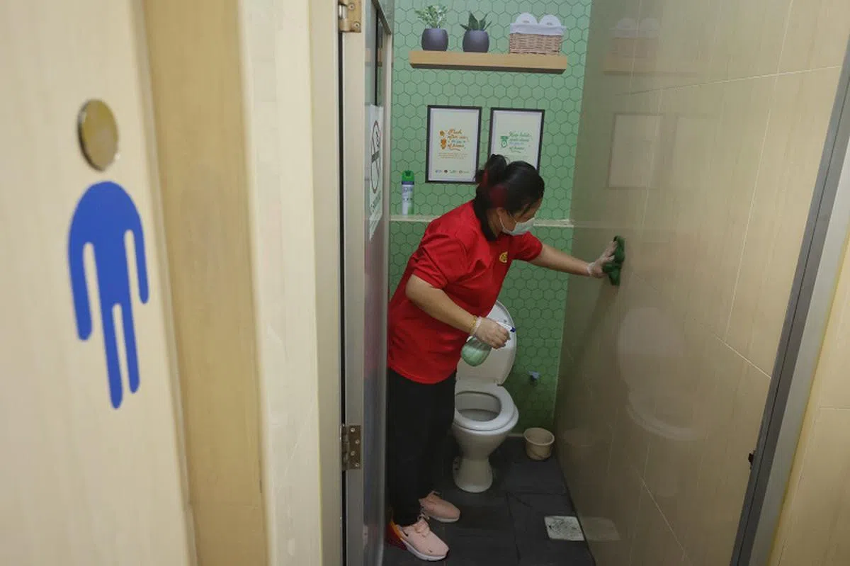 新加坡的清洁工作，大部分由外劳和本地年长员工承担。（联合早报）