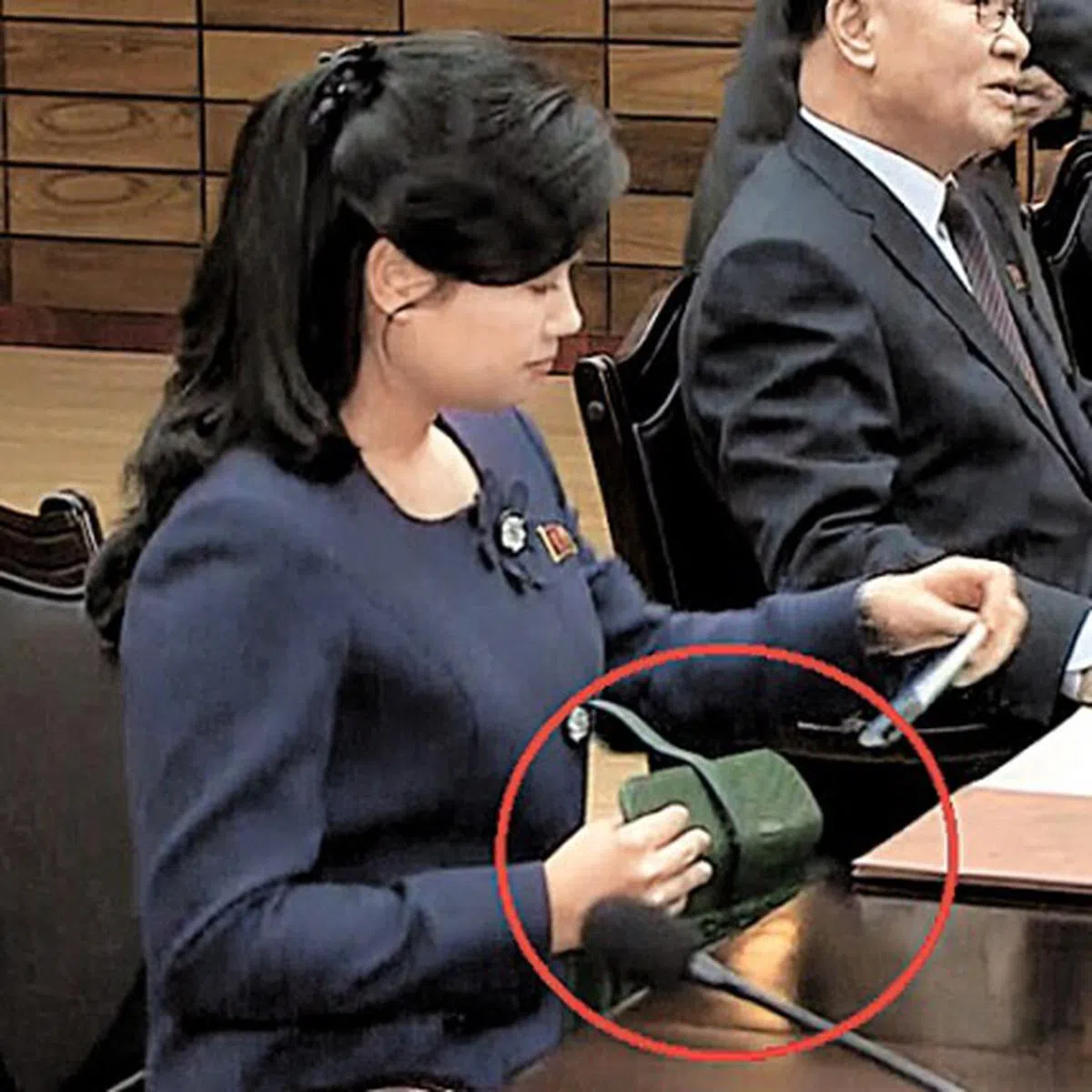  玄松月被韩国媒体拍到，她携带的绿色鱷鱼皮手拿包疑似法国名牌爱马仕订制包，售价超过3万新元。（互联网） 