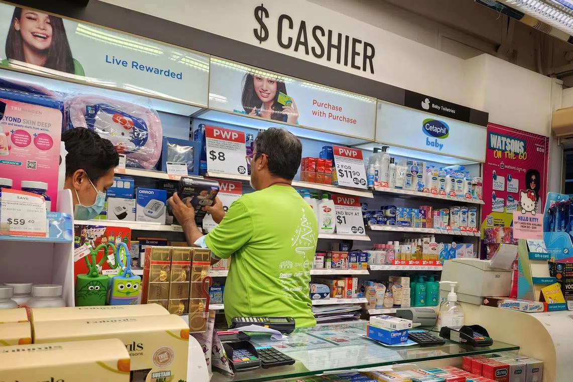 新加坡政策研究所的调查发现，销售员等蓝领工作者对工作的认同感相对较低。（海峡时报）