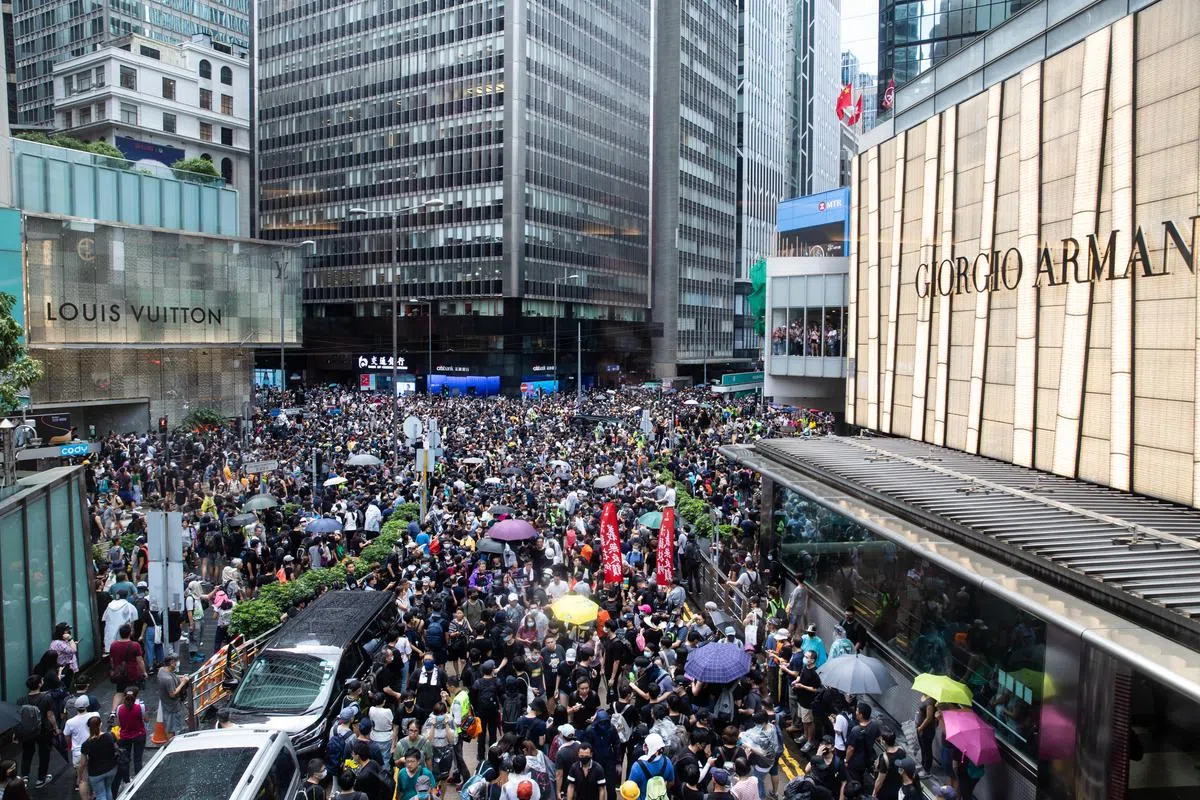  林郑月娥称自己必须同时为北京当局和香港人服务。图为8月31日游行现场。（彭博社） 