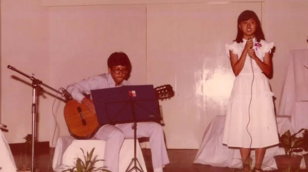  国初第三讲堂是颜黎明起航的地方，当时一袭连身白裙上台，搭配甜不腻的嗓音，定格了她的歌者形象。怀念颜黎明(1963-2018) 纯净甜美的歌声......（周维介提供） 