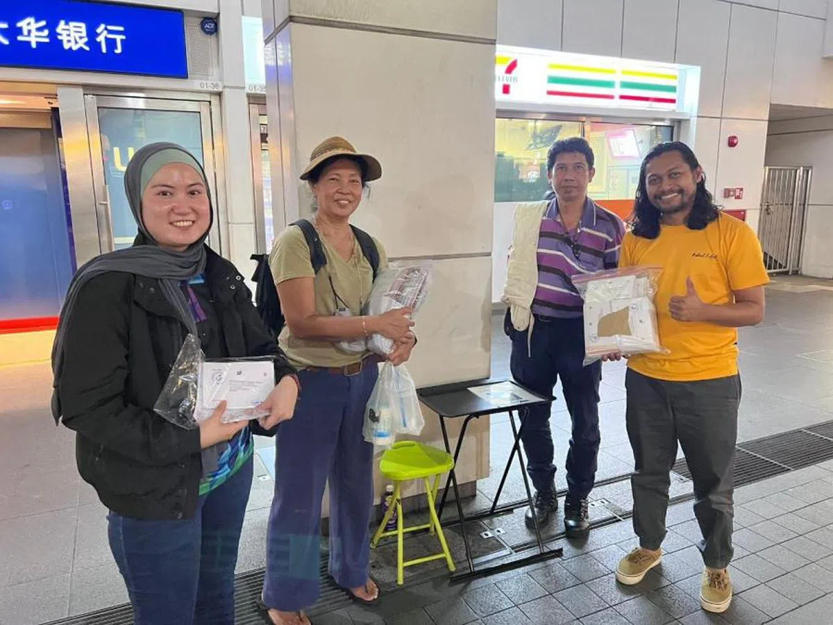 有民间团体在新加坡组织义工，于全岛设点收集邮寄选票，并协助带回马国。（1Third Movement）