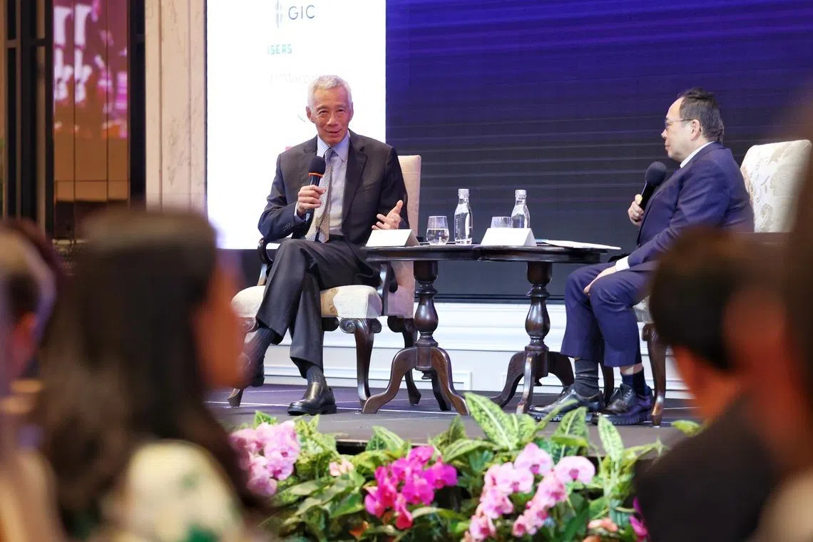 李显龙（左）去年7月在新加坡经济学会主办的年度晚宴发表谈话。